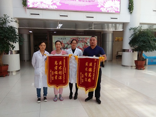 送锦旗.jpg 送锦旗.jpg